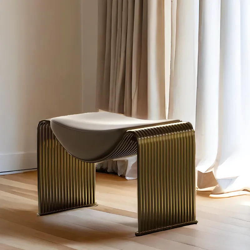 Banc de chambre luxe et minimaliste Maison Banc avec structure en métal doré mat, style italien, design élégant et moderne