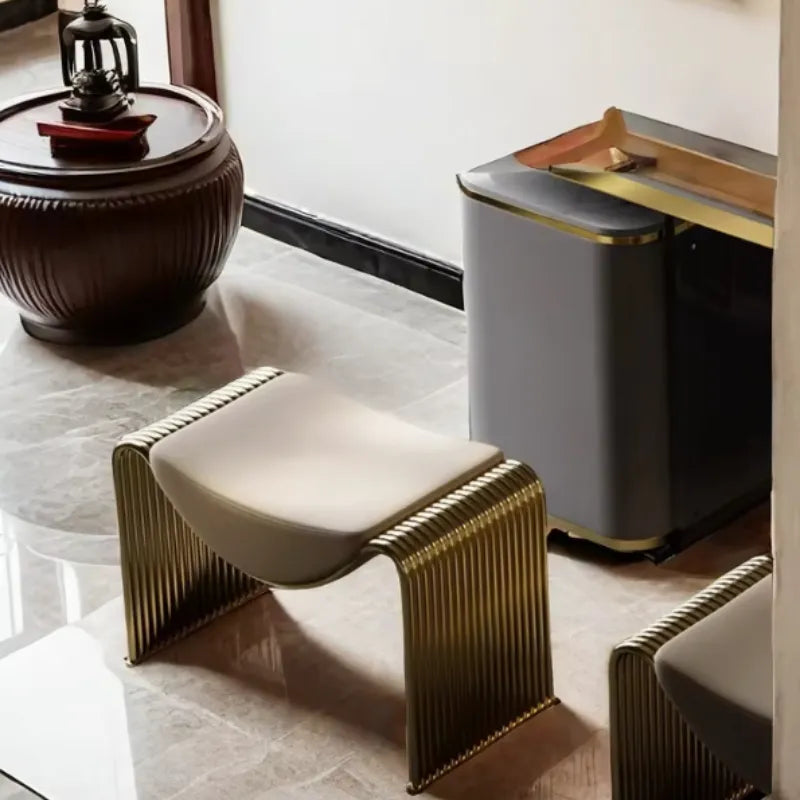Banc de chambre luxe en métal doré mat avec style italien, design minimaliste et élégant, pour espace moderne et sophistiqué.