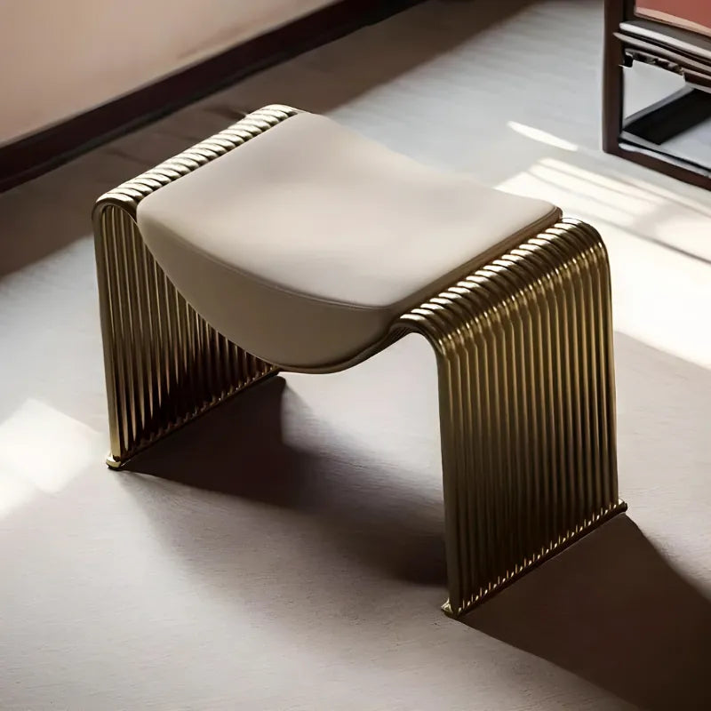 Banc de chambre Maison Banc en métal doré mat, design luxe et minimaliste, style italien moderne.