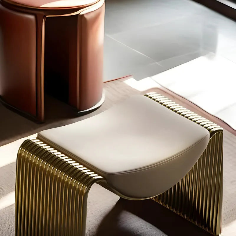 Banc de chambre luxe en métal doré mat, style italien minimaliste, avec structure élégante et design sophistiqué de Maison Banc.