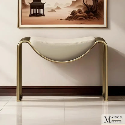 Banc de chambre luxe et minimaliste avec structure en métal doré mat, design italien élégant, parfait pour la décoration intérieure.