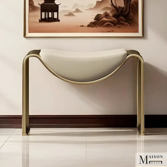 Banc de chambre luxe et minimaliste avec structure en métal doré mat, design italien élégant, parfait pour la décoration intérieure.