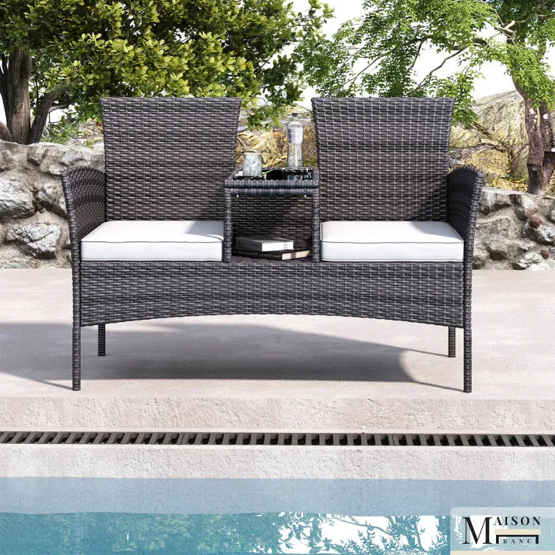 Banc de jardin moderne en rotin noir avec table intégrée, design élégant et confort pour espace extérieur.
