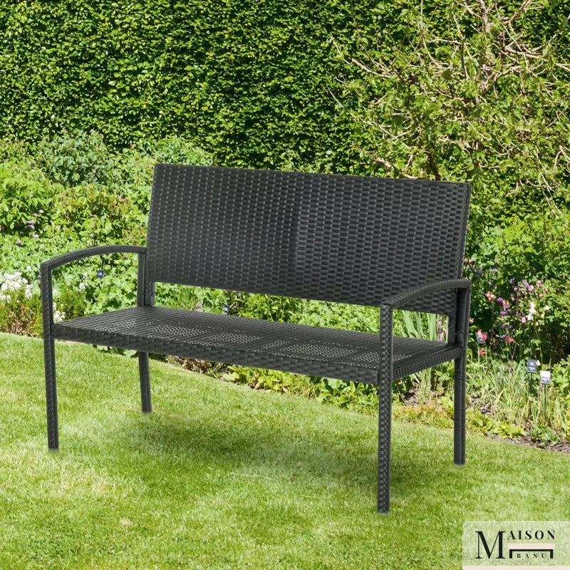 Banc de jardin moderne minimaliste de Maison Banc avec structure en métal noir et assise en rotin résistant.