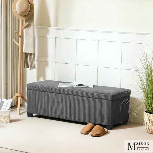 Banc de rangement en velours côtelé gris de Maison Banc, design moderne avec coffre intégré, idéal pour salon ou chambre.