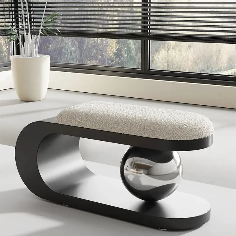 Banc d’entrée à chaussures noir Maison Banc, design nordique minimaliste avec rangement sphère grise, 100 cm de long.