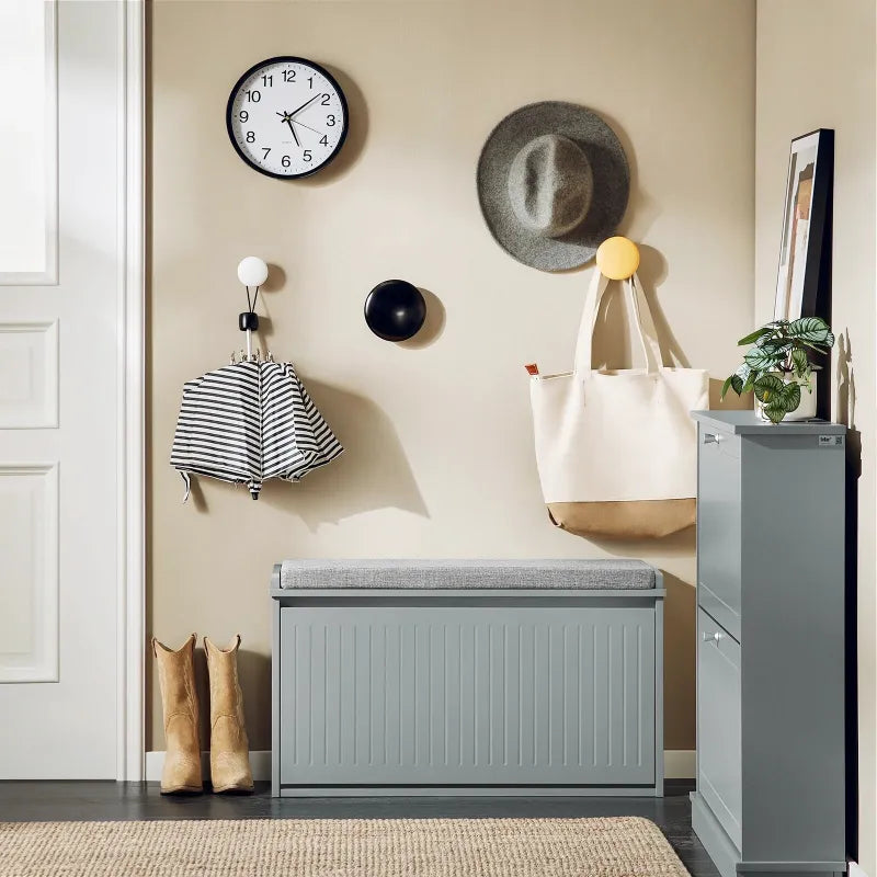 Banc d'entrée design nordique gris avec rangement à chaussures, style minimaliste et pratique, par Maison Banc.
