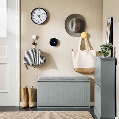 Banc d'entrée design nordique gris avec rangement à chaussures, style minimaliste et pratique, par Maison Banc.