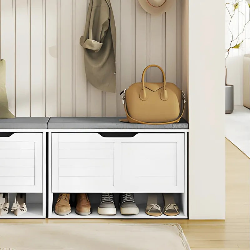 Banc d'entrée design scandinave avec assise rembourrée et espace de rangement à 3 niveaux, en bois clair et tissu beige.