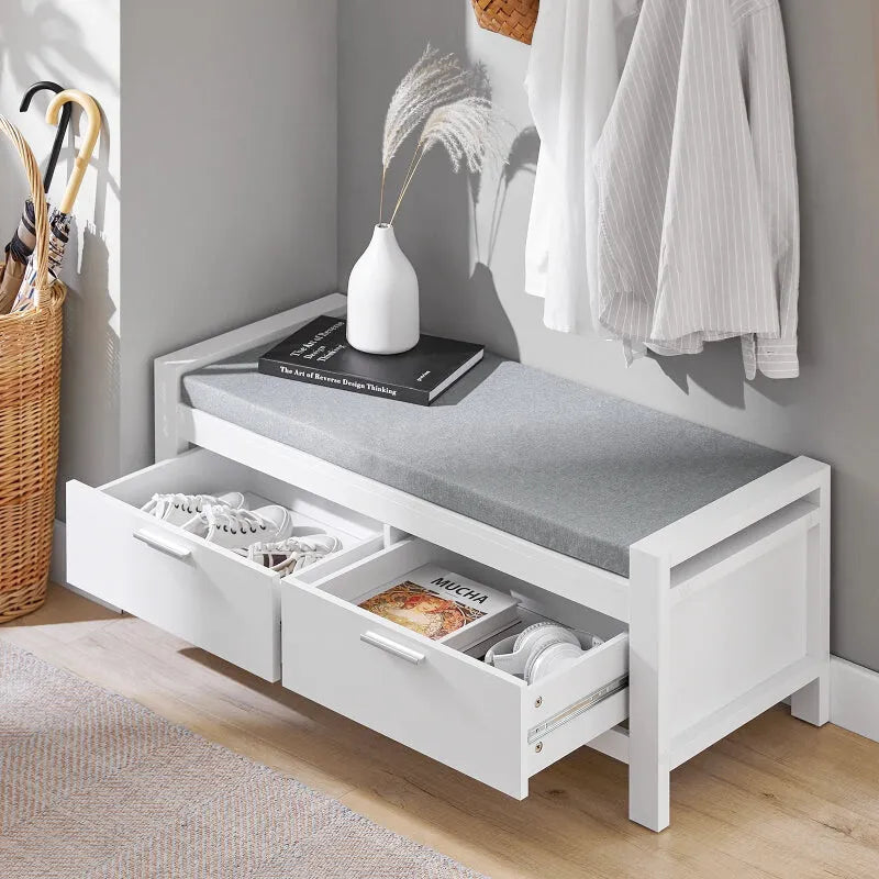 Banc d'entrée minimaliste blanc de Maison Banc, design scandinave avec assise confortable et espace de rangement intégré.