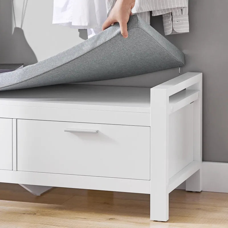 Banc d’entrée minimaliste blanc de Maison Banc avec assise confortable et espace de rangement, design scandinave moderne.
