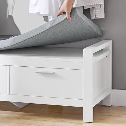 Banc d’entrée minimaliste blanc de Maison Banc avec assise confortable et espace de rangement, design scandinave moderne.