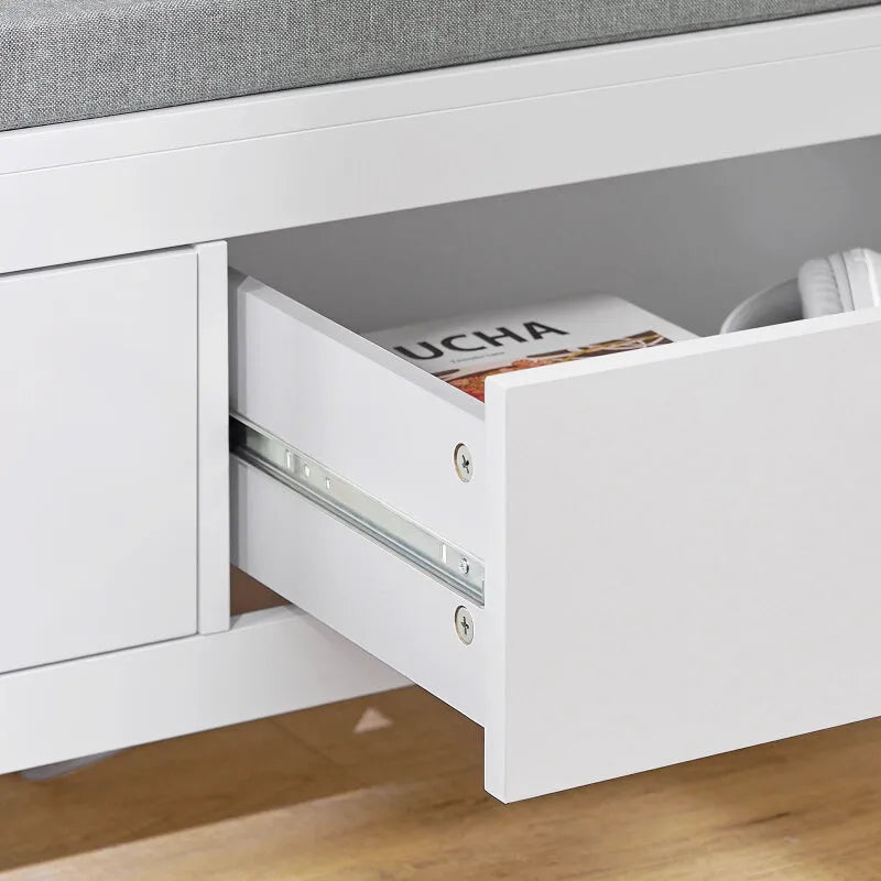 Banc d’entrée minimaliste blanc de Maison Banc avec assise confortable et espace de rangement, design scandinave élégant.