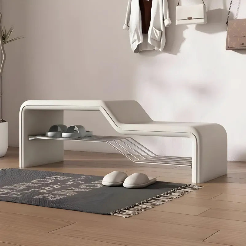 Banc d’entrée minimaliste en cuir blanc avec espace de rangement pour chaussures, par Maison Banc.