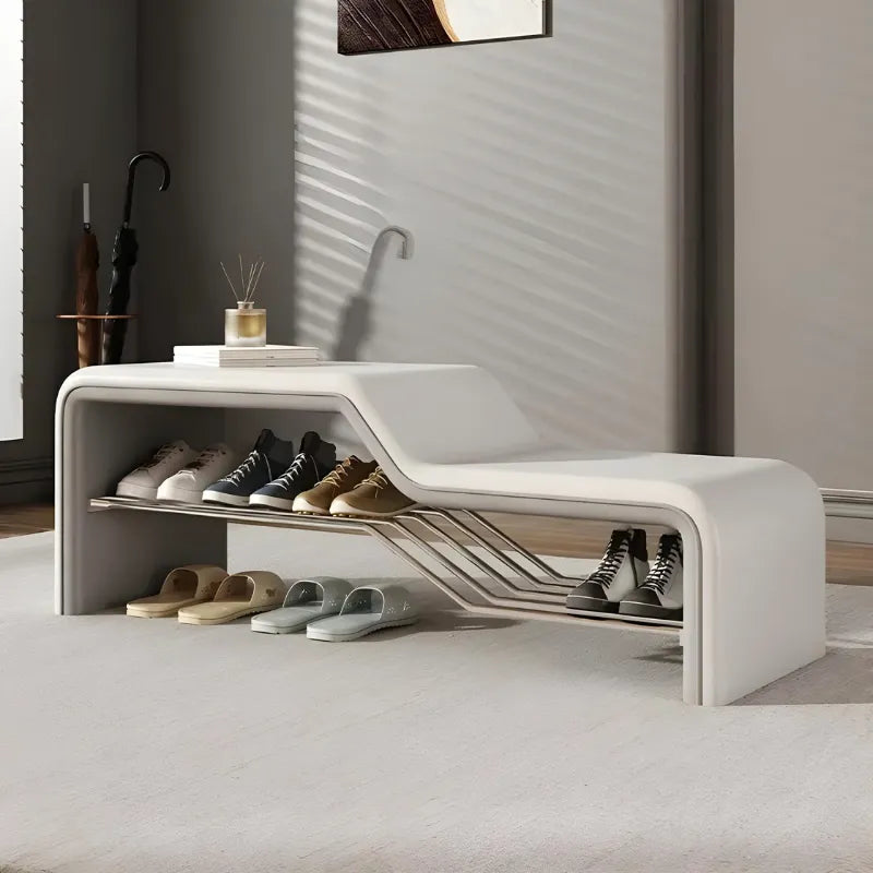 Banc d’entrée minimaliste en cuir blanc et gris avec espace de rangement pour chaussures, design élégant de Maison Banc.