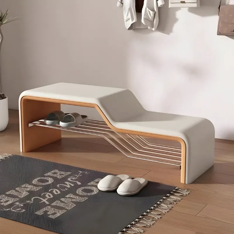Banc d’entrée minimaliste en cuir blanc et orange avec assise confortable et espace de rangement pour chaussures.