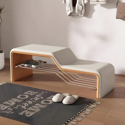 Banc d’entrée minimaliste en cuir blanc et orange avec assise confortable et espace de rangement pour chaussures.
