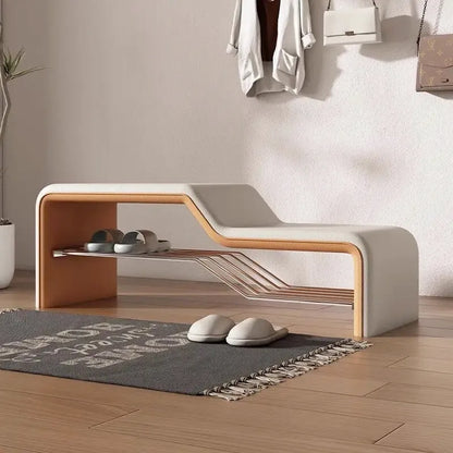 Banc d’entrée minimaliste en cuir blanc et orange avec assise confortable et espace de rangement pour chaussures, de la marque Maison Banc.