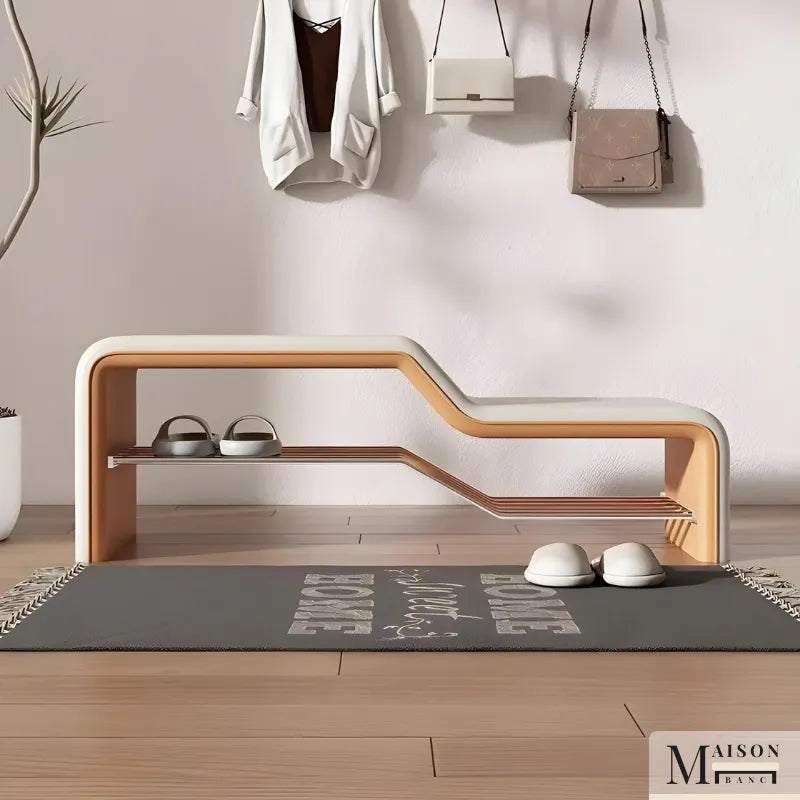 Banc d'entrée minimaliste en cuir blanc et orange avec assise confortable et espace de rangement pour chaussures, par Maison Banc.