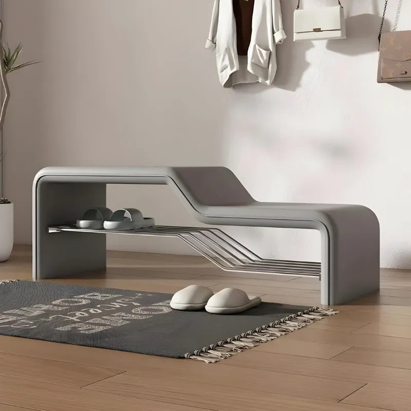 Banc d’entrée minimaliste en cuir gris avec espace de rangement pour chaussures, conçu par Maison Banc.