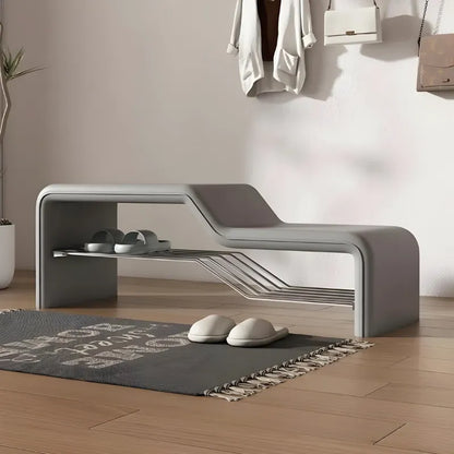 Banc d’entrée minimaliste en cuir gris avec espace de rangement pour chaussures, conçu par Maison Banc.
