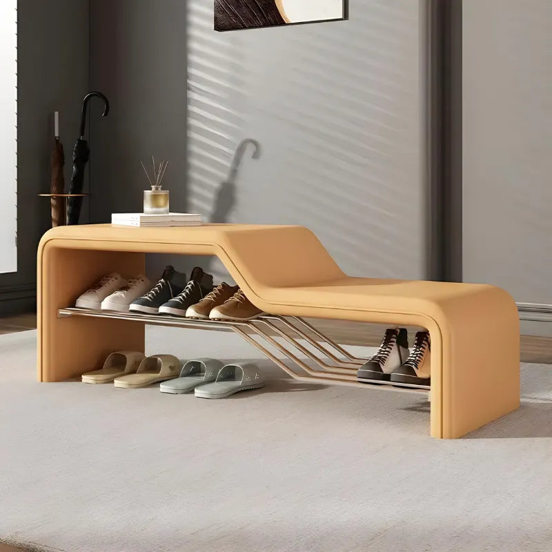 Banc d’entrée minimaliste en cuir orange avec assise confortable et espace de rangement pour chaussures, de la marque Maison Banc.