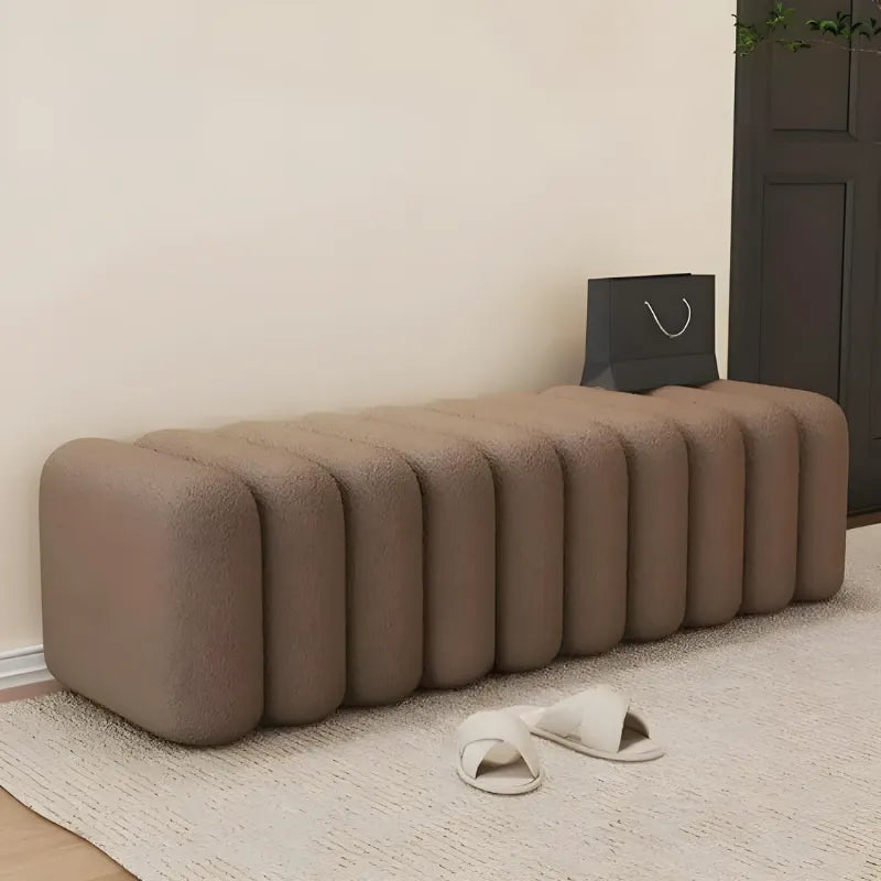 Banquette d'entrée nordique en velours marron café, design minimaliste et élégant, par Maison Banc.