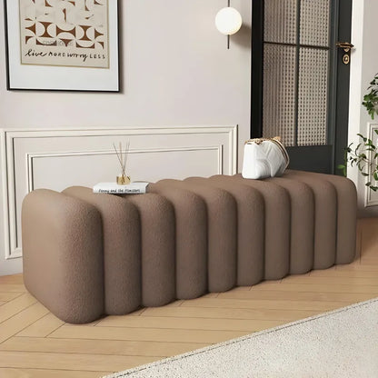 Banquette d'entrée nordique en velours doux marron café, design luxe, minimaliste, par Maison Banc.