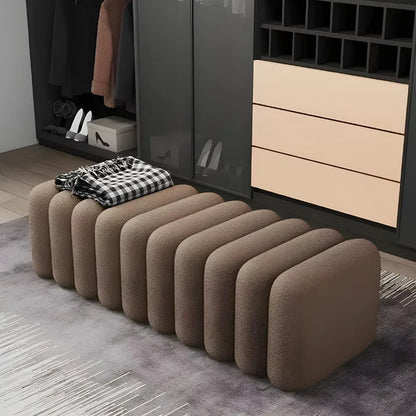 Banc d'entrée nordique en velours doux beige, design minimaliste et élégant, par Maison Banc, style moderne et sophistiqué.
