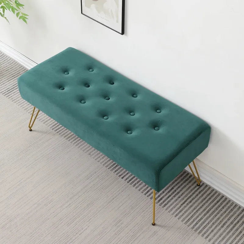Banquette d'entrée en velours doré et design moderne, ottoman élégant de la marque Maison Banc.