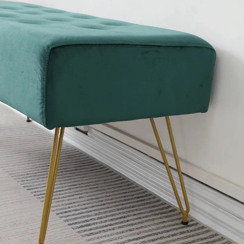 Banquette d'entrée Ottoman moderne en velours doré avec design élégant et luxe, par Maison Banc.