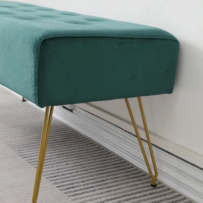 Banquette d'entrée Ottoman moderne en velours doré avec design élégant et luxe, par Maison Banc.