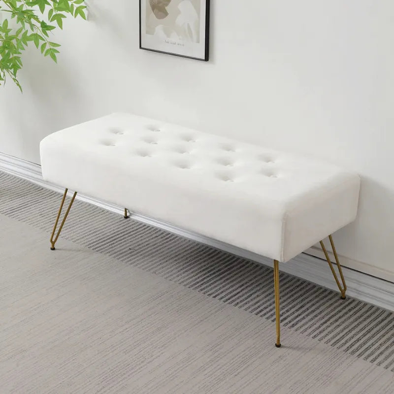 Banquette d'entrée moderne en velours blanc avec finition dorée, design élégant et luxe, par Maison Banc.