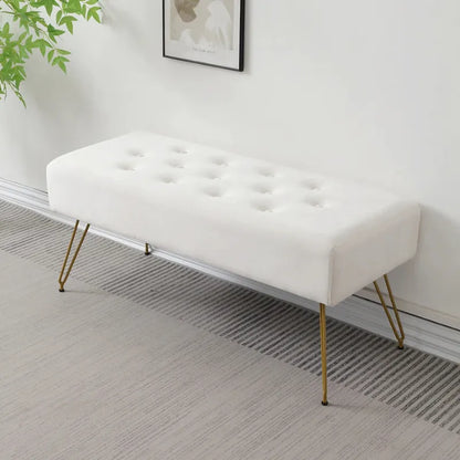 Banquette d'entrée moderne en velours blanc avec finition dorée, design élégant et luxe, par Maison Banc.