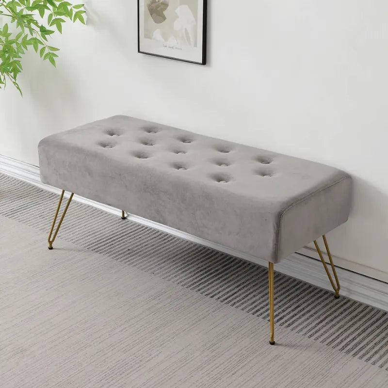 Banquette d'entrée Ottoman moderne en velours gris avec détails dorés, design élégant et luxe, par Maison Banc.