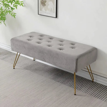 Banquette d'entrée Ottoman moderne en velours gris avec détails dorés, design élégant et luxe, par Maison Banc.
