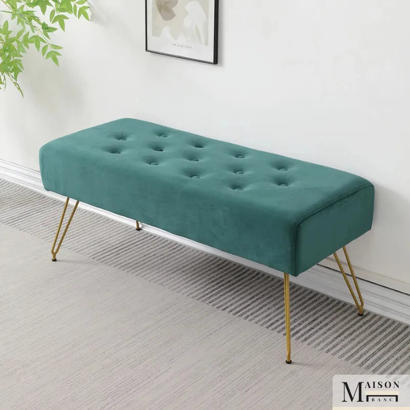 Banquette d'entrée en velours doré avec design moderne et élégant, par Maison Banc, style luxe et contemporain.