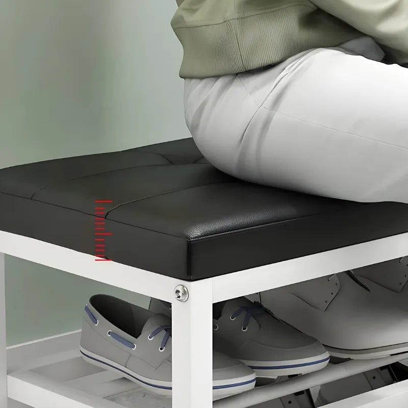 Banc de rangement pour chaussures d’entrée Maison Banc, design minimaliste noir avec surface décorative élégante.